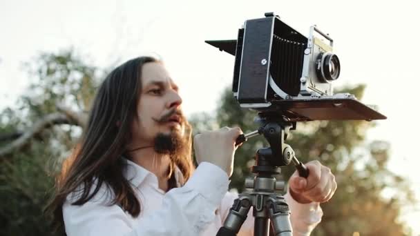 Fotógrafo personaliza la cámara de gran formato antes de disparar — Vídeo de stock