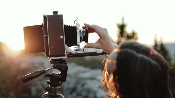 Fotograf passt Großformatkamera vor dem Dreh an — Stockvideo