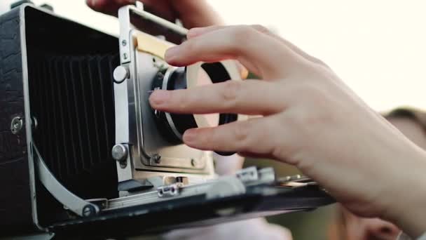 Fotógrafo personaliza la cámara de gran formato antes de disparar — Vídeo de stock