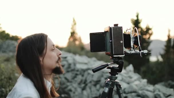 Fotógrafo personaliza la cámara de gran formato antes de disparar — Vídeo de stock