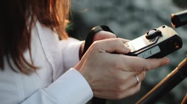 Fotoğrafçı profesyonel ölçüm pozometre yapar.