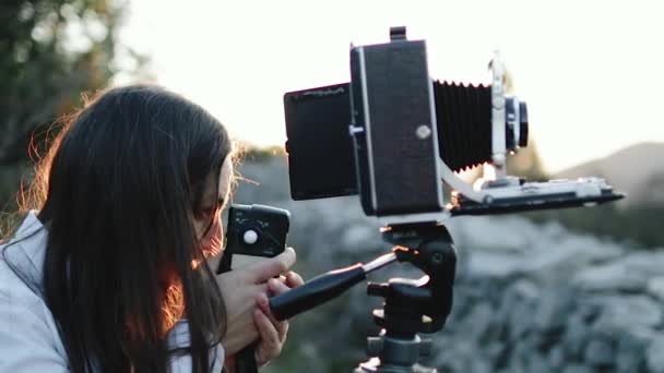 Fotograaf professional maakt meting van de belichtingsmeter. — Stockvideo