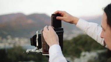 Fotoğrafçı profesyonel büyük format kamera fotoğrafları alır