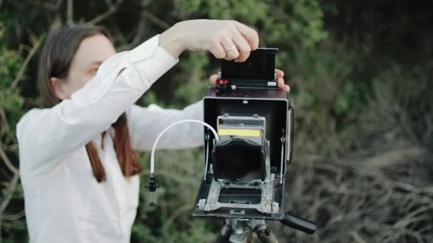 Fotógrafo profesional toma fotos en una cámara de gran formato — Vídeos de Stock