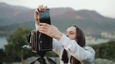Fotoğrafçı profesyonel büyük format kamera fotoğrafları alır