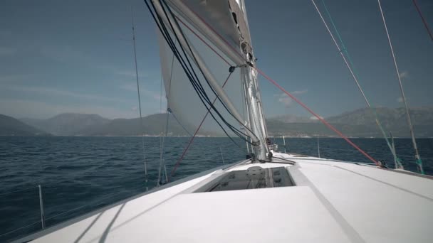 Na pokładzie jachtu na Morzu Adriatyckim żagle — Wideo stockowe