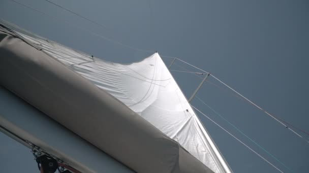 Vela in cui soffia il vento. Yacht in movimento — Video Stock