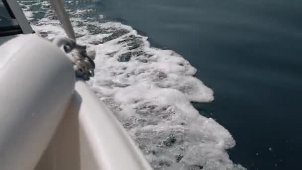 Barco a motor navegando rapidamente nas ondas — Vídeo de Stock