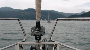 Dağların arka planında Adriyatik Denizi'nde yelken yat burun
