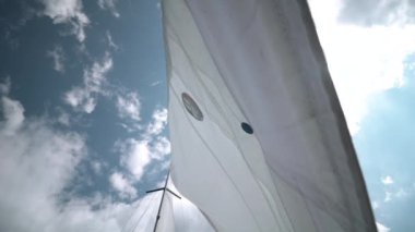 Rüzgarın estiğin yelken. Yat yolda