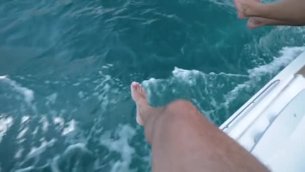 Un uomo siede sul ponte di uno yacht che galleggia sull'acqua un assoluto senso di libertà — Video Stock