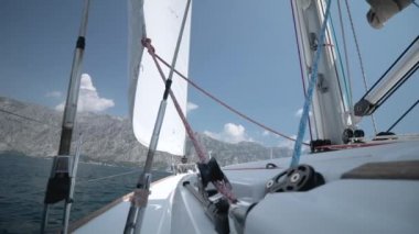 Rüzgar yelkene eser..