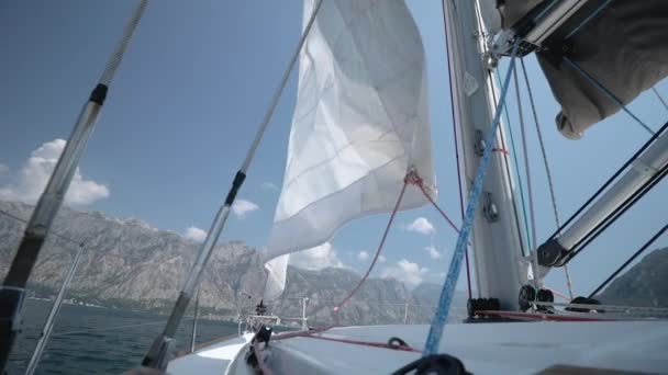 Il vento soffia in una vela. Vela getta in direzioni diverse . — Video Stock