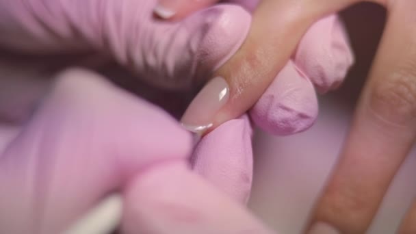 Meester maakt meisje manicure Frans — Stockvideo