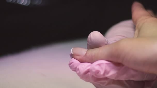 Meester maakt meisje manicure Frans — Stockvideo