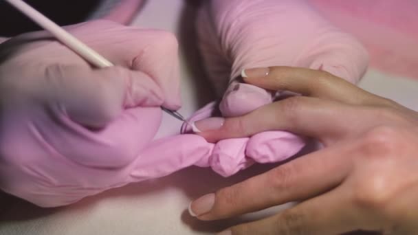 Mestre faz menina manicure francês — Vídeo de Stock