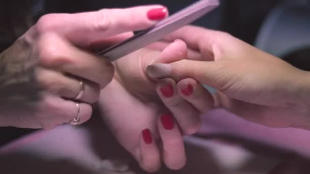 Manicura elimina la manicura vieja con lima de uñas — Vídeo de stock