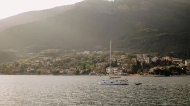 Yat, Karadağ'da Güzel dağların arka planında Adriyatik Denizi'nde seyreder.