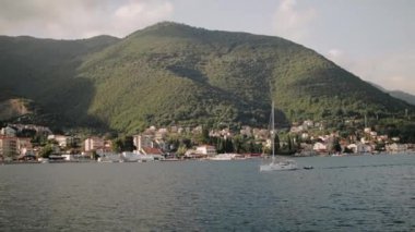 Yat, Karadağ'da Güzel dağların arka planında Adriyatik Denizi'nde seyreder.