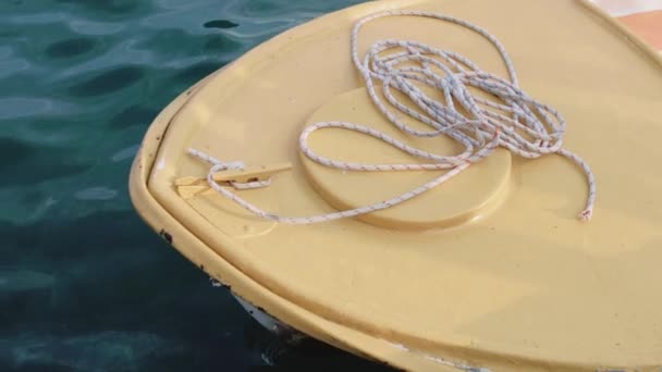 Le nez d'un bateau qui oscille dans les vagues 