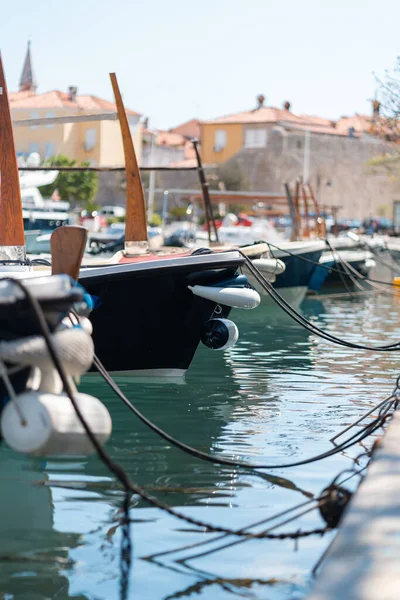Balıkçılık ve turist tekneleri iskeleye demirledi.