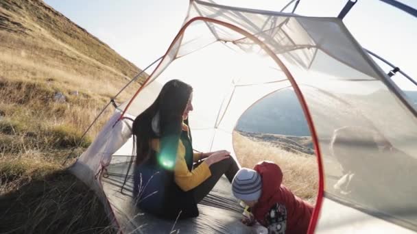 Mensen in de tent. op een berghelling in Montenegro — Stockvideo
