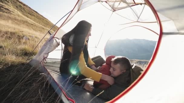 Lidé uvnitř stanu. na úbočí hory v Černé Hoře — Stock video