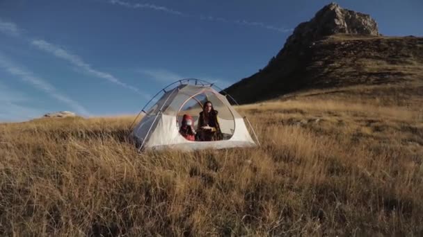 Ludzie w namiocie. na zboczu góry w Czarnogórze aparat ruchomy — Wideo stockowe