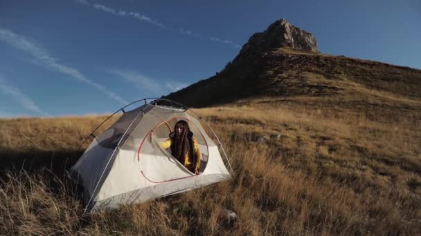 As pessoas sairão da tenda para abrir uma tenda na montanha — Vídeo de Stock