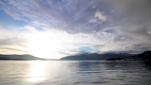 Timelapse mar y nubes En el sol — Vídeo de stock