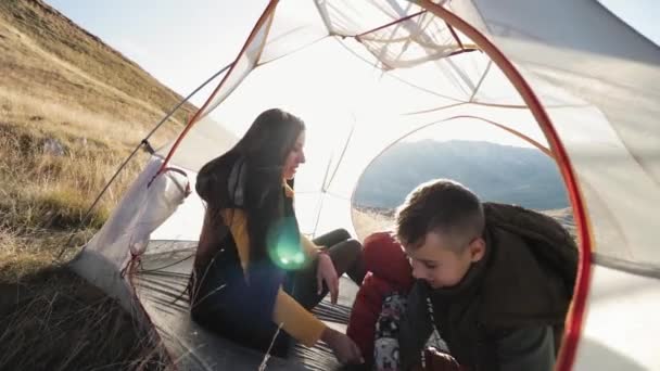 Mensen in de tent. op een berghelling in Montenegro — Stockvideo