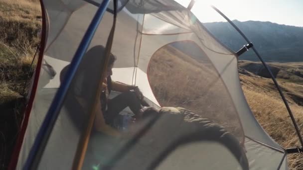 Des gens dans la tente. sur un flanc de montagne au Monténégro caméra mobile — Video