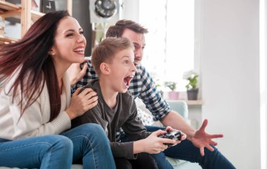 Aile iskambil video oyun konsolunda evde heyecanlı