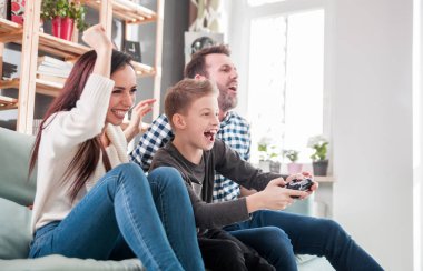 Aile iskambil video oyun konsolunda evde heyecanlı