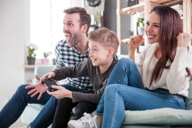 Aile iskambil video oyun konsolunda evde heyecanlı