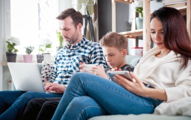 Dijital cihazlar kullanarak aile: dizüstü bilgisayar, tablet ve akıllı telefon ev