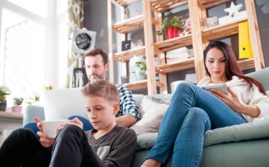 Dijital cihazlar kullanarak aile: dizüstü bilgisayar, tablet ve akıllı telefon ev