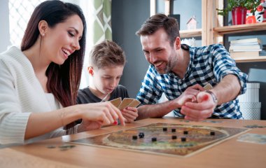 Mutlu aile absorbedly masa oyunu evde oynamak