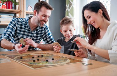 Mutlu aile absorbedly masa oyunu evde oynamak