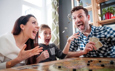 Mutlu aile absorbedly masa oyunu evde oynamak