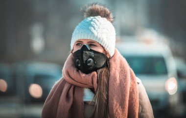 Sis City sokak kapalı fending koruyucu maske giyen genç kadın