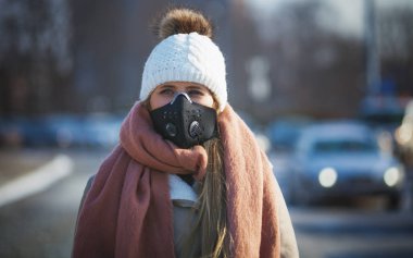 Sis City sokak kapalı fending koruyucu maske giyen genç kadın