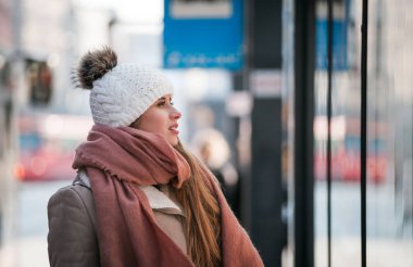 Yün şapka bekleyen otobüse otobüs durağı genç kadın 