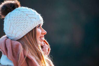 Soğuk kış günü örme yün şapkalı genç kadın portresi