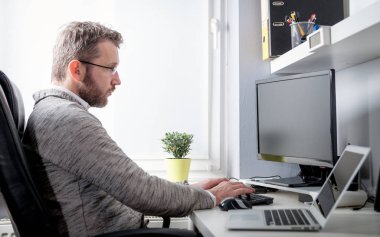 İşyerinde ofiste oturan çok çalışan yorgun işadamı 