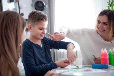 Çocuklar evde birlikte boyama ile Genç Anne