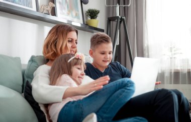 Dizüstü evde kullanma çocuk genç anne