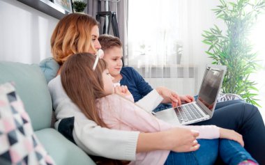 Dizüstü evde kullanma çocuk genç anne