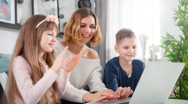 Dizüstü evde kullanma çocuk genç anne