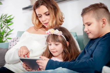 Evde dijital tablet kullanarak çocuk genç anne